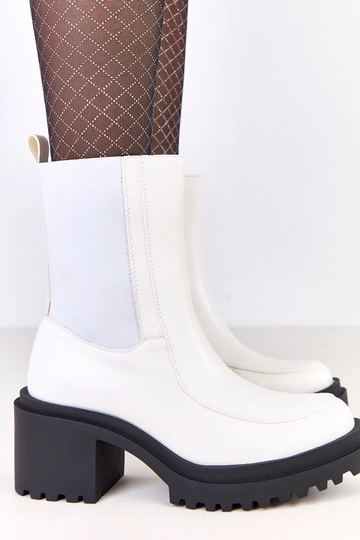 Witte enkellaarsjes op een...