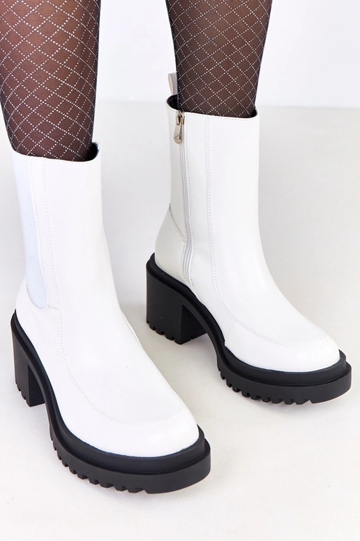 Witte enkellaarsjes op een blokhak...