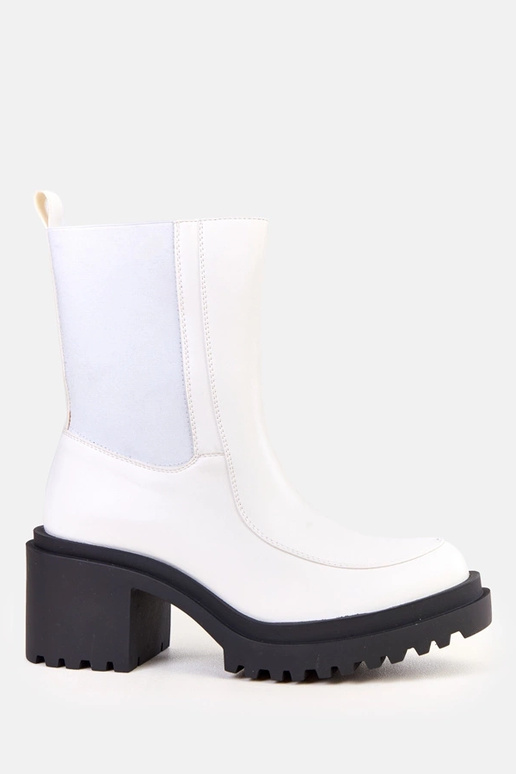 Witte enkellaarsjes op een blokhak...