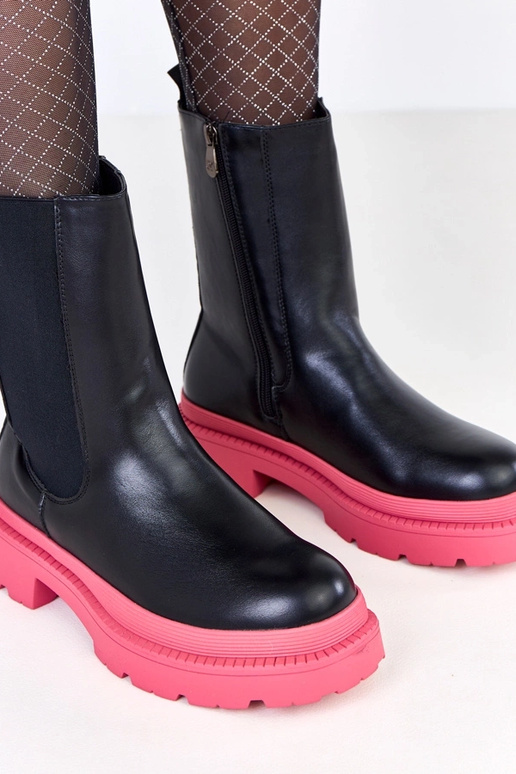 Zwarte enkellaarsjes met een roze...