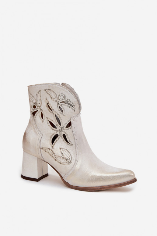 Peau avec des éléments ajourés Bottes pour femmes Zazoo 3647 couleur dorée Przecierany