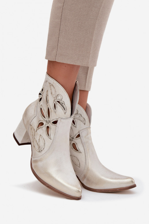 Peau avec des éléments ajourés Bottes pour femmes Zazoo 3647 couleur dorée Przecierany
