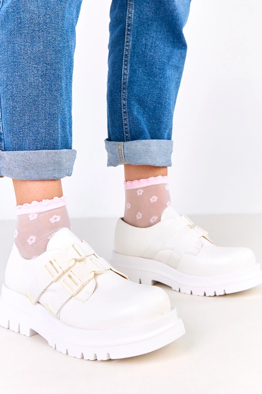 Witte dames schoenen op platform...