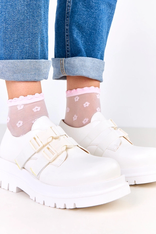 Witte dames schoenen op platform...