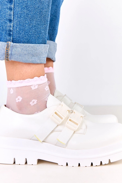 Witte dames schoenen op platform...