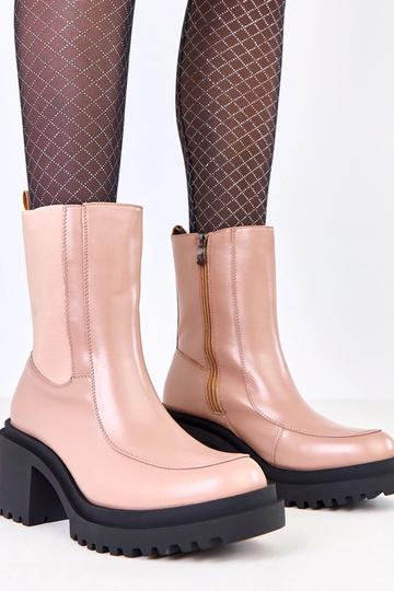 Zandkleurige laarzen op hak...