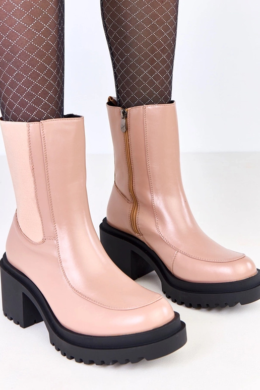 Zandkleurige laarzen op hak met...