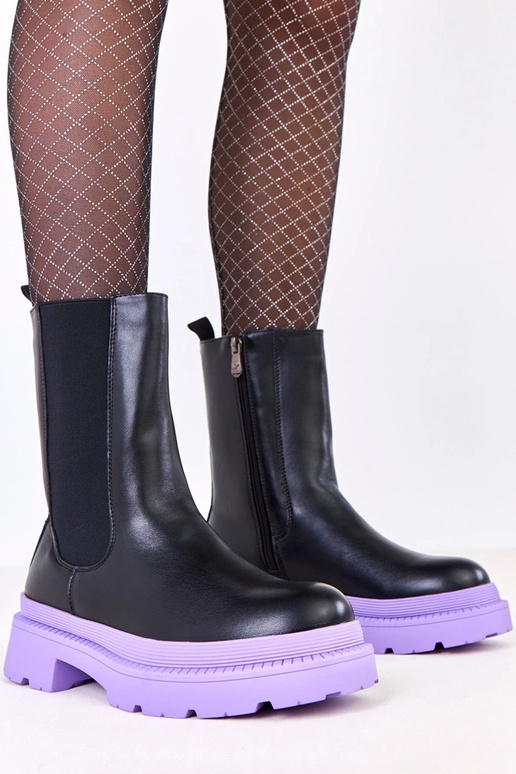 Czarne botki na fioletowej podeszwie...