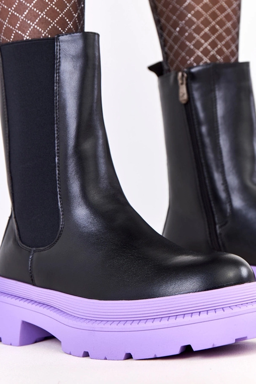 Czarne botki na fioletowej podeszwie...