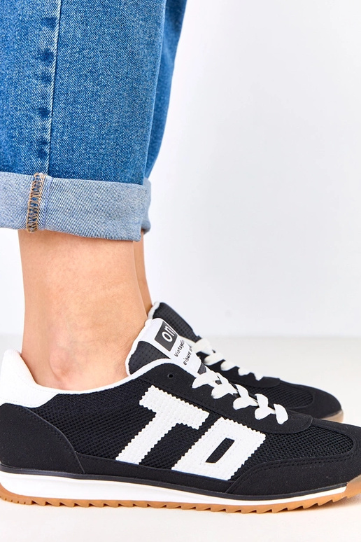 Schwarze Sportschuhe mit weißen...