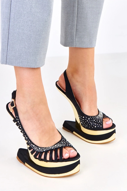 Sandales noires avec zircons sur un...