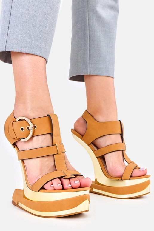 Braune Sandalen auf futuristischem...