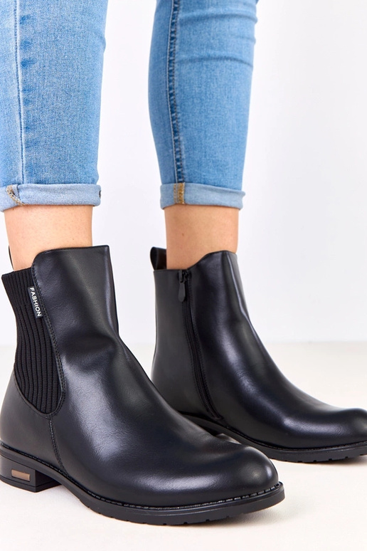 Schwarze Stiefeletten auf flacher... Schwarze Stiefeletten auf flacher...