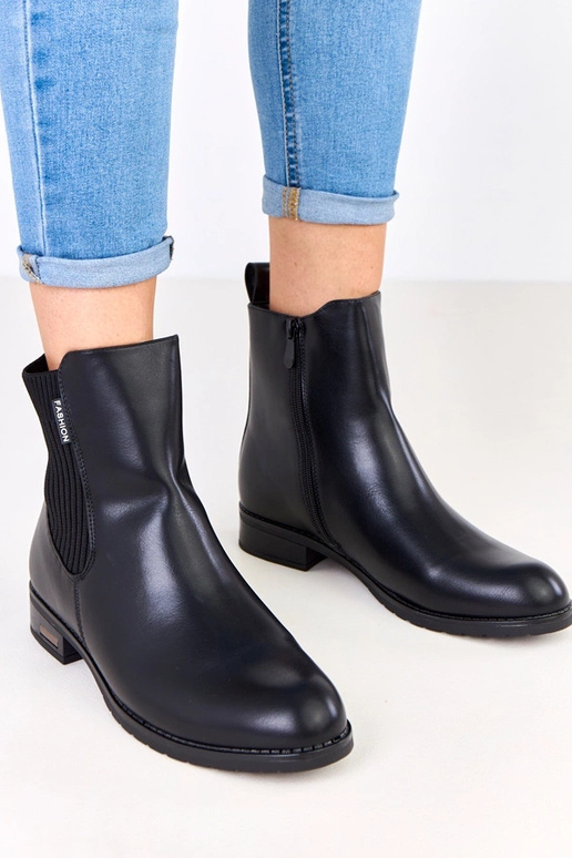 Schwarze Stiefeletten auf flacher... Schwarze Stiefeletten auf flacher...