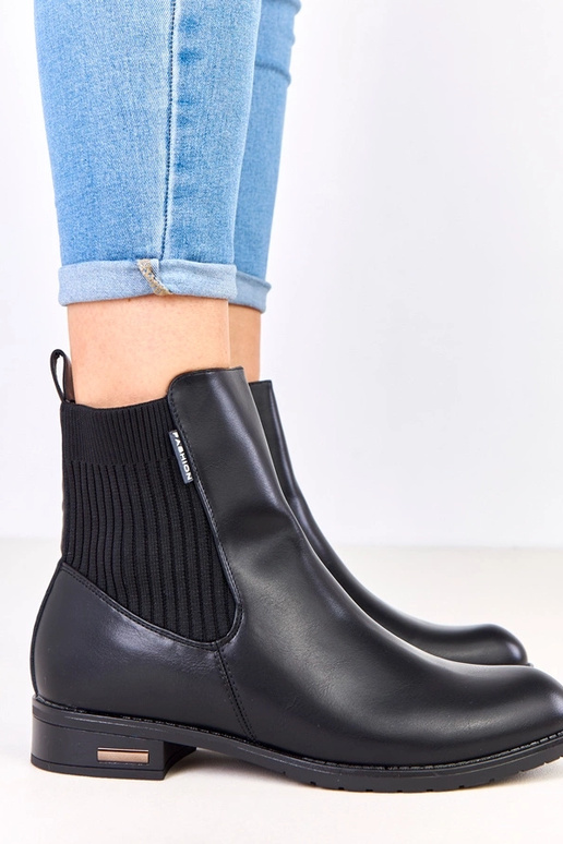 Schwarze Stiefeletten auf flacher... Schwarze Stiefeletten auf flacher...