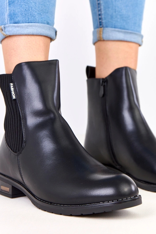 Zwarte enkellaarsjes op platte zool...