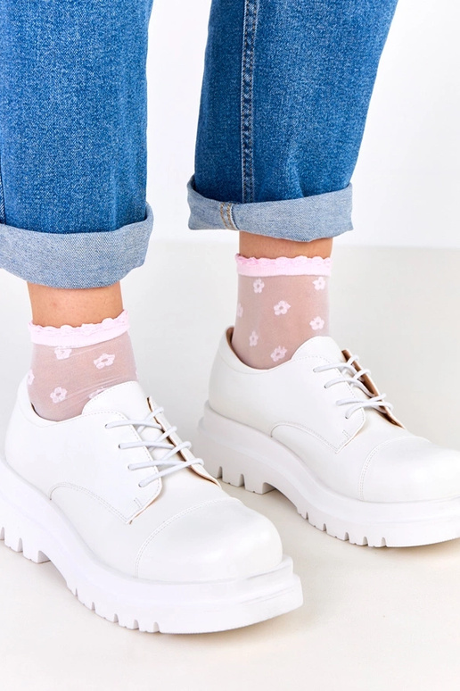 Weiße Halbstiefel auf rutschfester...