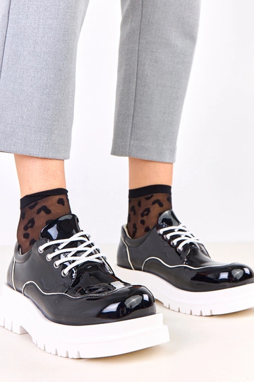 Zwarte halfhoge schoenen op...