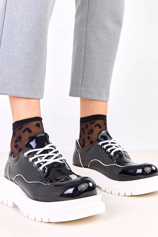 Zwarte halfhoge schoenen op een...