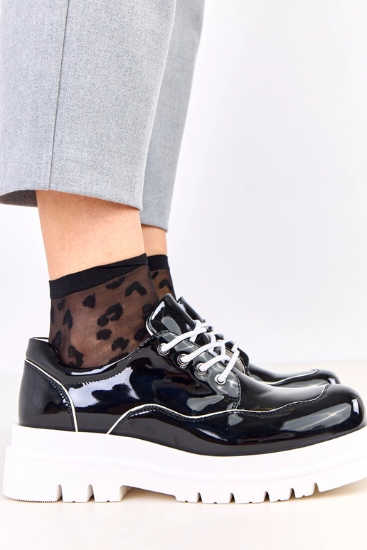 Zwarte halfhoge schoenen op een...