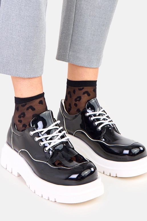 Bottines noires sur semelle épaisse...