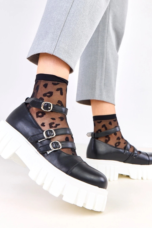 Zwarte halfhoge schoenen op...