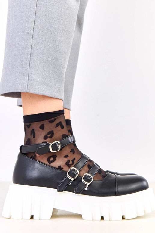 Zwarte halfhoge schoenen op...