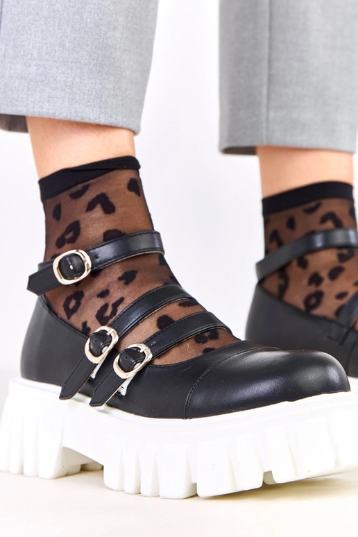 Zwarte halfhoge schoenen op...