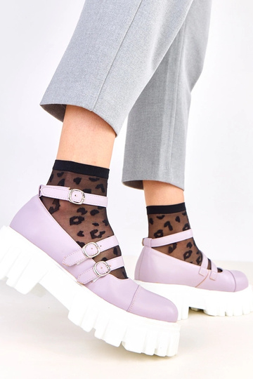 Paarse halfhoge schoenen op...
