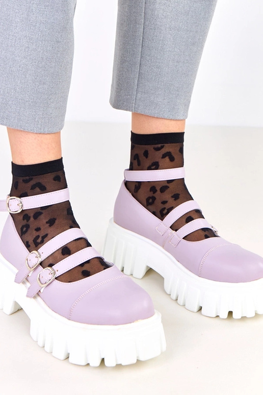 Paarse halfhoge schoenen op...