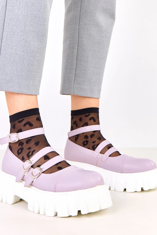 Violette Halbschuhe auf Traktorsohle...