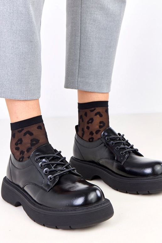 Zwarte dames halfhoge schoenen op een...