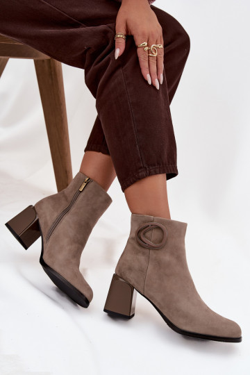 Bottines chaudes en daim sur talon avec détails ornés Artiker 57C0014 couleur sable