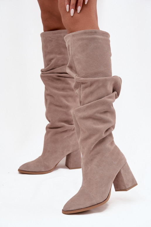 Gerimpeld laarzenOpturalnego van suèdeu met hakken opInarmen Zazoo 4228 beige Gerimpeld laarzenOpturalnego van suèdeu met hakken opInarmen Zazoo 4228 beige