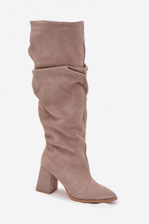 Gerimpeld laarzenOpturalnego van suèdeu met hakken opInarmen Zazoo 4228 beige Gerimpeld laarzenOpturalnego van suèdeu met hakken opInarmen Zazoo 4228 beige