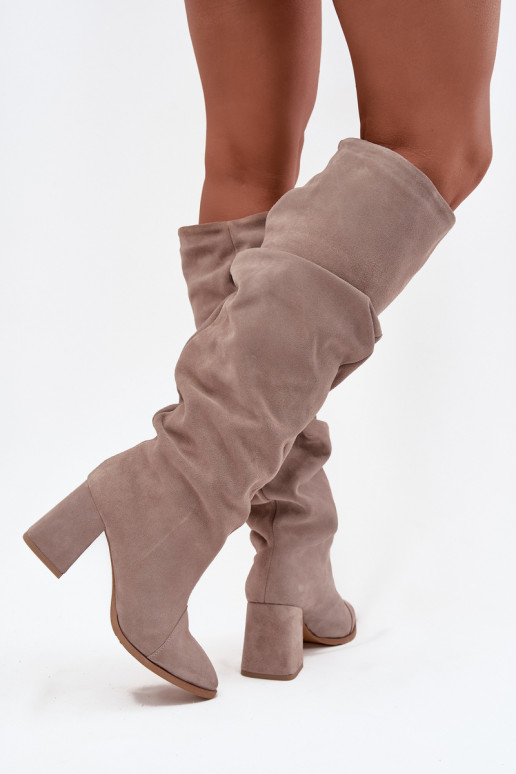 Gerimpeld laarzenOpturalnego van suèdeu met hakken opInarmen Zazoo 4228 beige Gerimpeld laarzenOpturalnego van suèdeu met hakken opInarmen Zazoo 4228 beige
