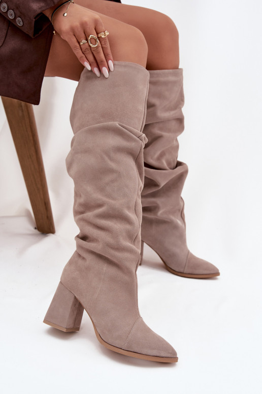 Gerimpeld laarzenOpturalnego van suèdeu met hakken opInarmen Zazoo 4228 beige Gerimpeld laarzenOpturalnego van suèdeu met hakken opInarmen Zazoo 4228 beige