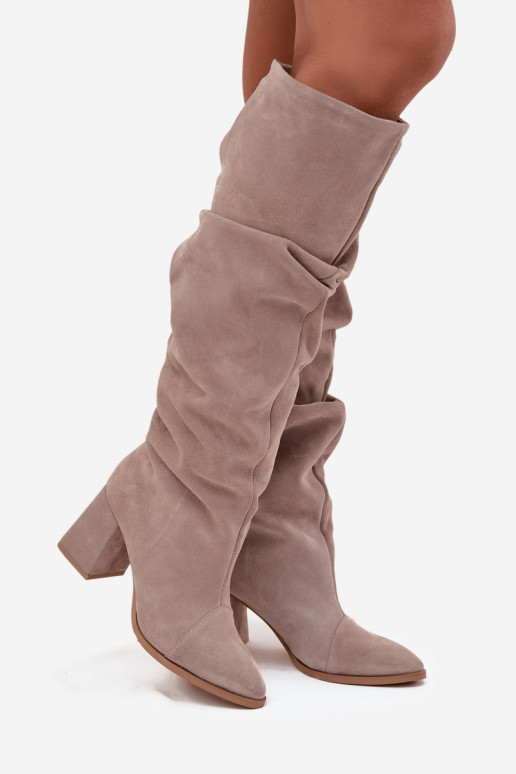 Gerimpeld laarzenOpturalnego van suèdeu met hakken opInarmen Zazoo 4228 beige Gerimpeld laarzenOpturalnego van suèdeu met hakken opInarmen Zazoo 4228 beige