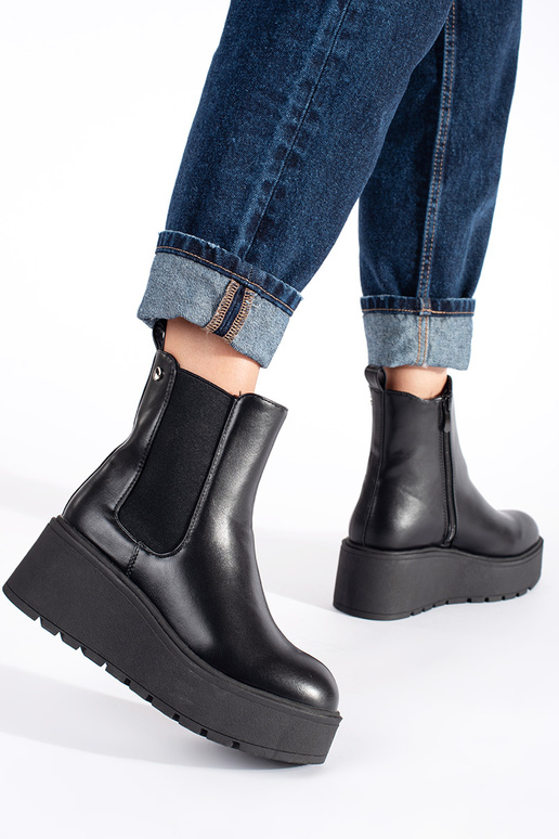 couleur noire Chaussures de femme sur un coin