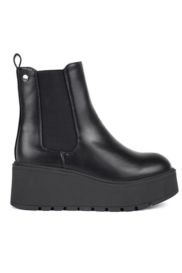 couleur noire Chaussures de femme sur un coin