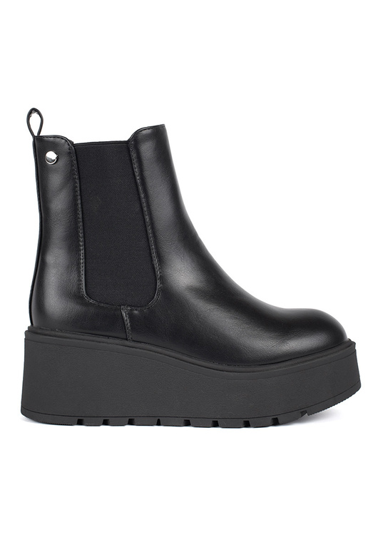 schZuarze Farbe Frauen Schuhe auf einem Keil