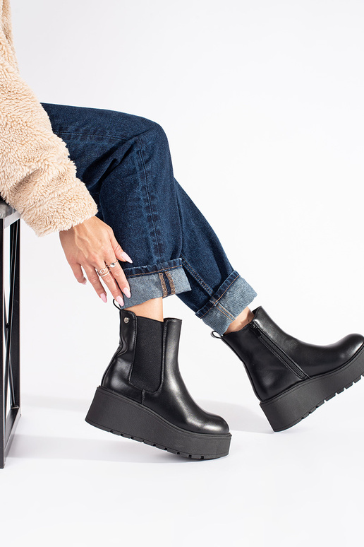 couleur noire Chaussures de femme sur un coin