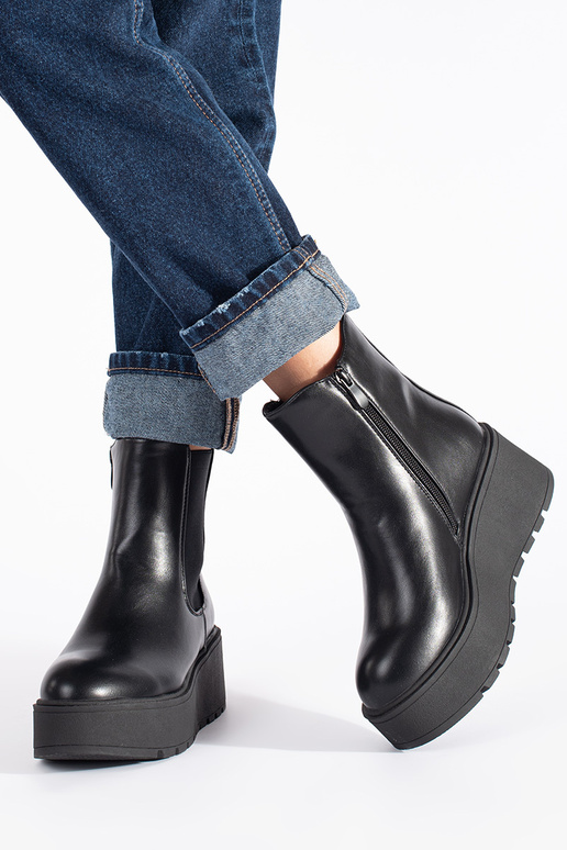 couleur noire Chaussures de femme sur un coin