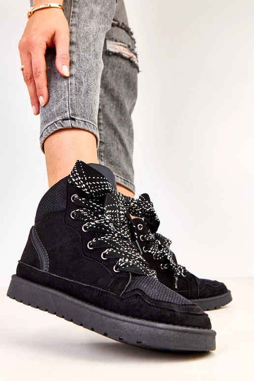 Schwarze hohe Sportschuhe mit dicken...