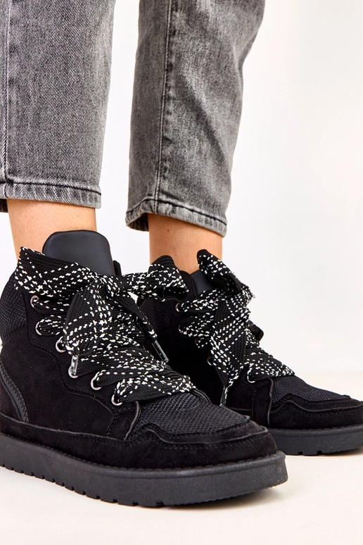 Schwarze hohe Sportschuhe mit dicken...