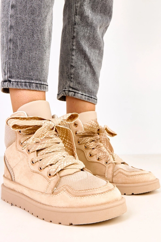 Zandkleurige hoge sportieve schoenen...