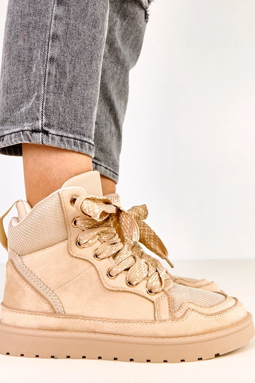 Zandkleurige hoge sportieve schoenen...