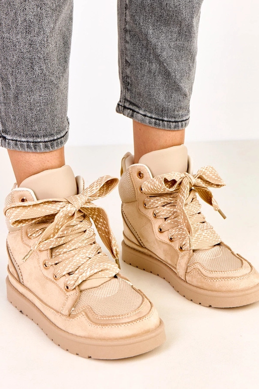 Zandkleurige hoge sportieve schoenen...