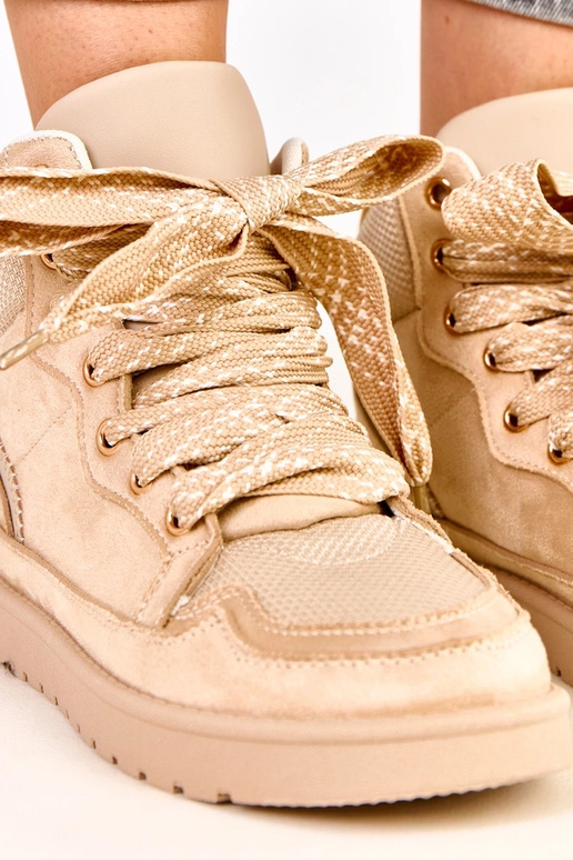 Zandkleurige hoge sportieve schoenen...