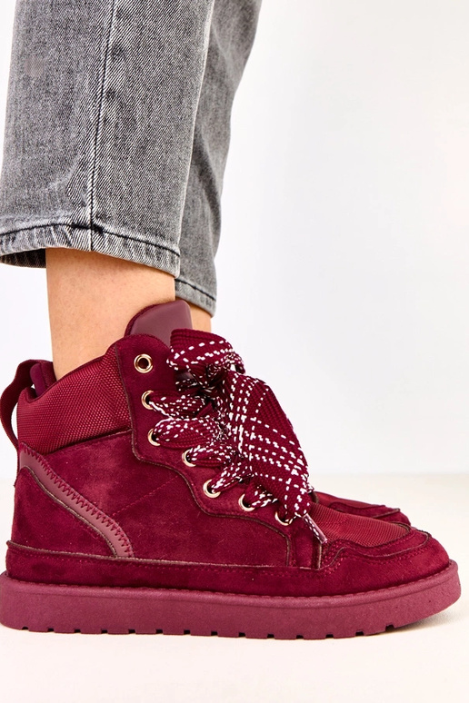 Kirschfarbene hohe Sneakers mit... Kirschfarbene hohe Sneakers mit...